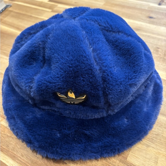 Adidas Originals SPRT Faux Fur Bucket Hat unisex worn only a couple of times. - Picture 8 of 10